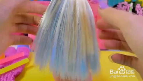 如何帮芭比美发？