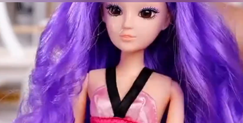 如何给芭比美发