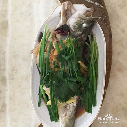 家常菜清蒸鲈鱼