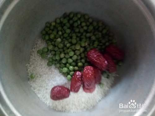 熬制红枣豌豆粥
