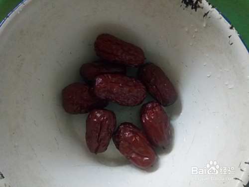 熬制红枣豌豆粥