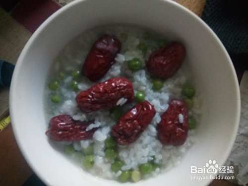 熬制红枣豌豆粥