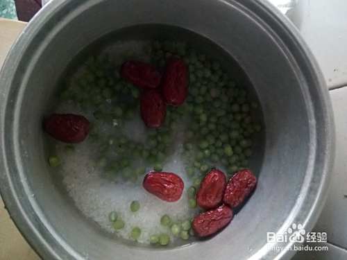 熬制红枣豌豆粥