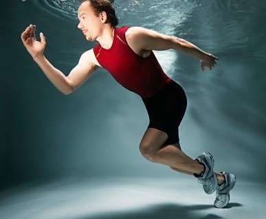 【运动】水中慢跑瘦身运动