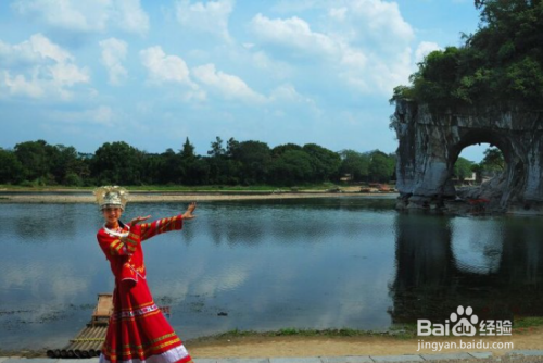 暑假旅游是跟团旅游还是自驾旅游比较好？