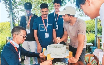 这场“蟠桃会”,青年站C位(环球热点)
