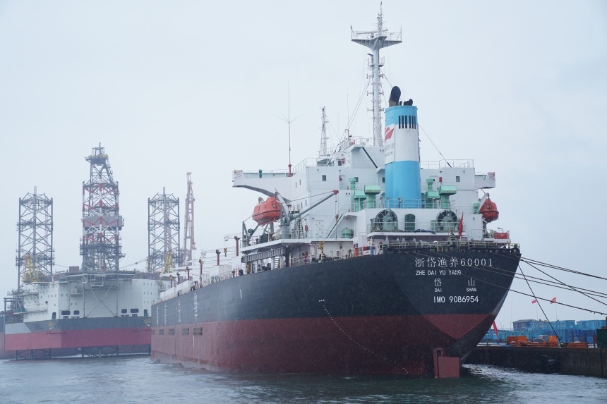 全球首艘8万吨级通海型养殖工船在河北秦皇岛正式交付