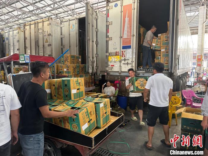 东南亚水果“抢鲜”上市 榴莲主题餐饮“圈粉”中国消费者