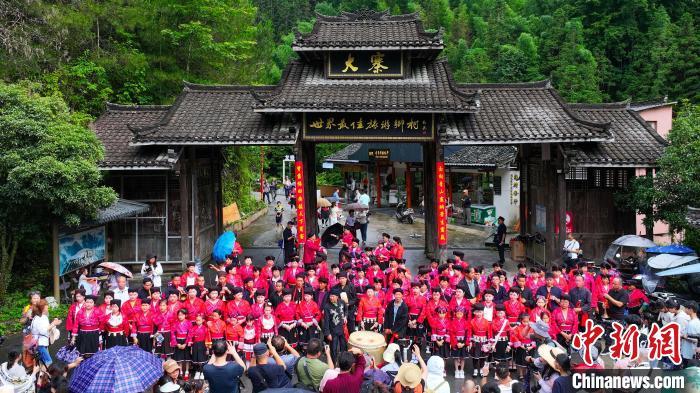 广西龙胜举行“龙脊晒衣节” 传统民俗与现代时尚交融