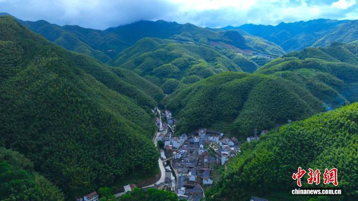 （走进中国乡村）“以竹造纸”数百年 古法技艺指引山村觅新机