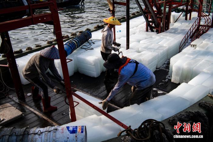 南海开渔在即 广西北海渔船物资补给正酣