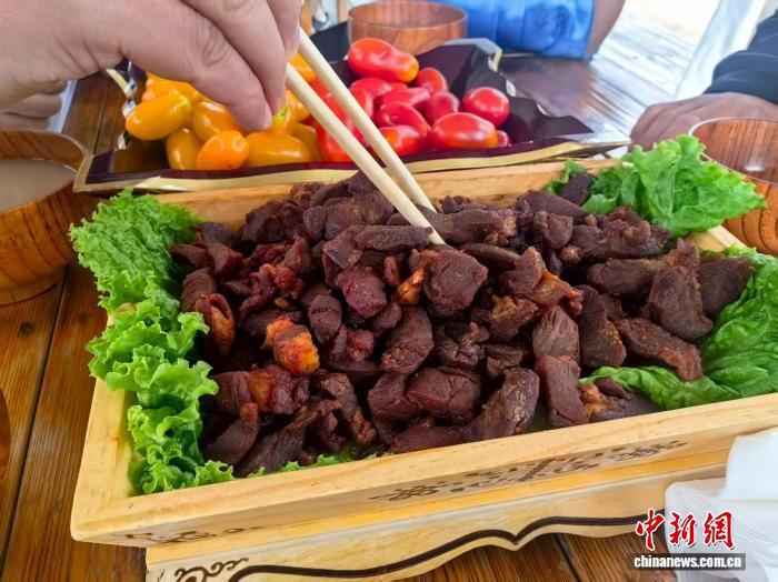（乡村行·看振兴）内蒙古牧民新生活：“共富密码”藏在传统美食里