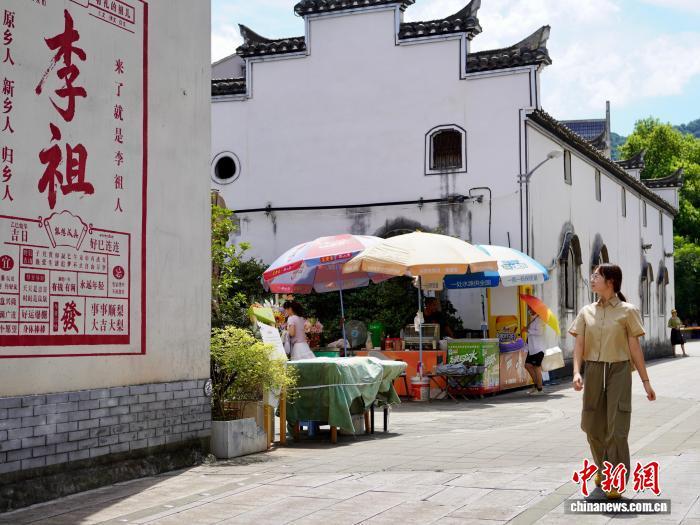 （走进中国乡村）“不被定义的农创客”在绿水青山间增收
