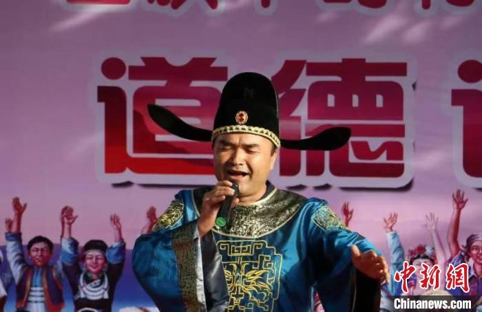新疆“秦腔达人”：十年吼出乡村戏院“名角儿”