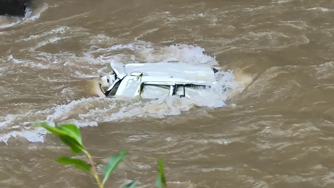四川阿坝7人坠河事故新增1名遇难者，仍有4人失联，搜救仍在持续