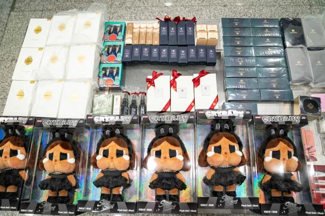 导游利用旅行团游客携带化妆品231件、泡泡玛特玩偶6盒入境，被深圳宝安机场海关查获