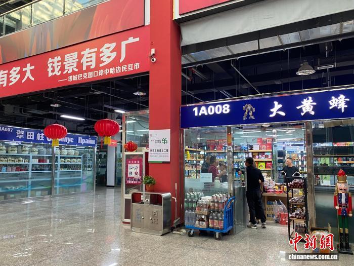 (砥砺奋进七十载 天山南北谱华章)塔城丝路商城里的“大黄蜂”和“擎田柱”