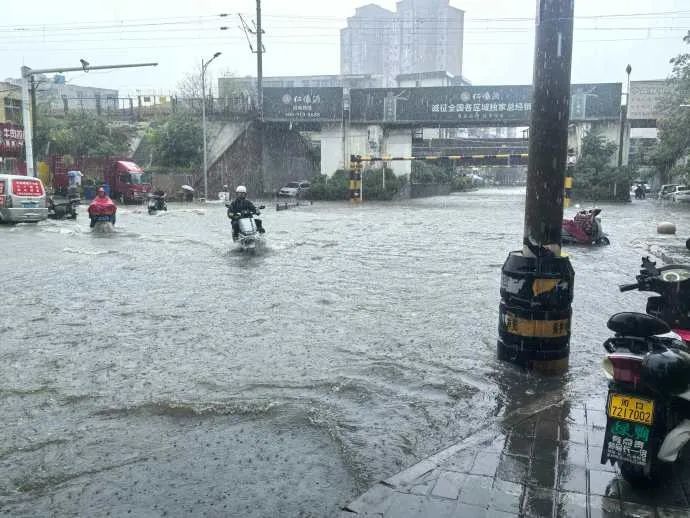 郑州多个隧道禁止通行！99条公交线路停运，贾鲁河水位暴涨