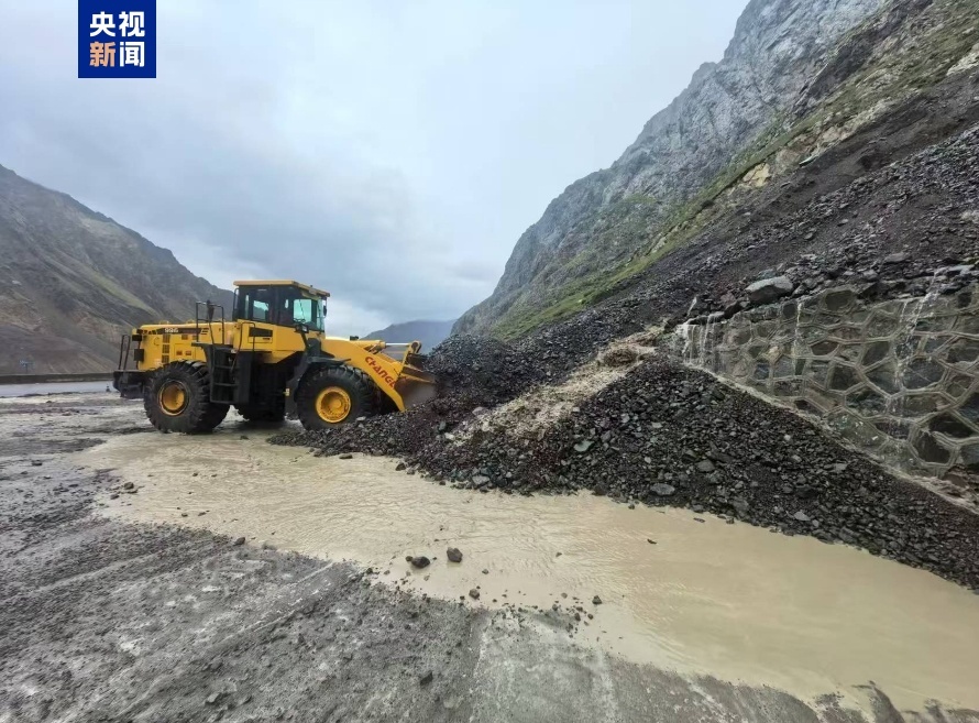 山体落石+泥石流 新疆独库公路北段实施交通管制