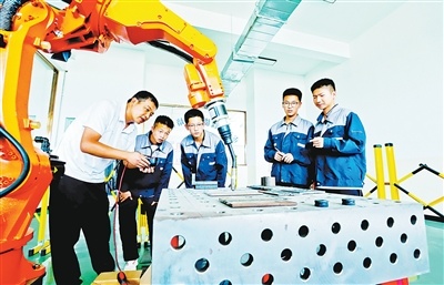 学过硬技能 铸大国重器（深聚焦）