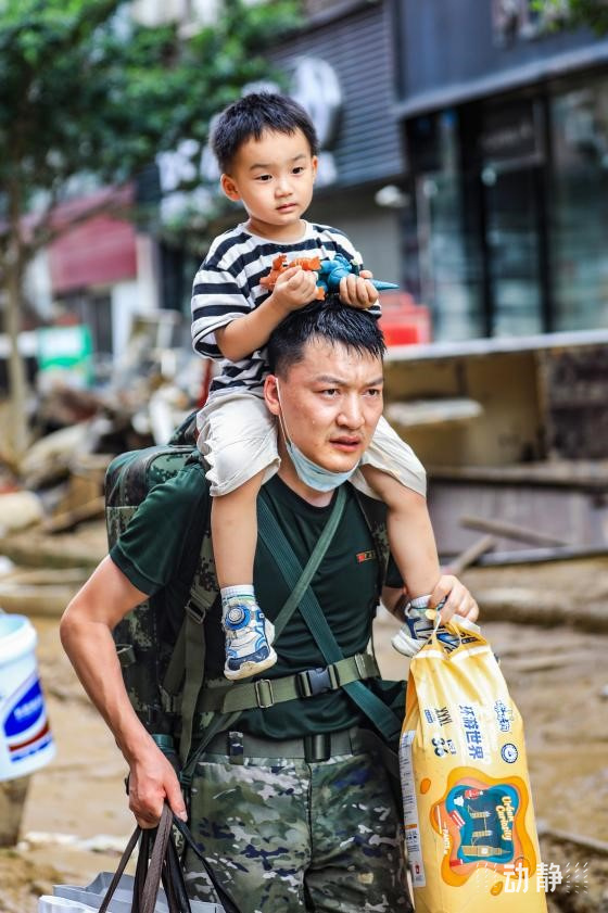 洪水中，党员的肩膀扛起万家灯火