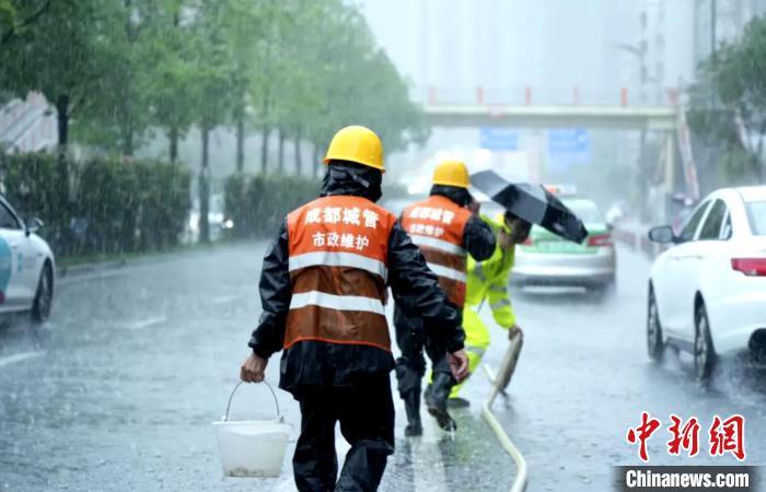 四川成都：暴雨致夜晚路灯推迟开灯 抢险维护不停