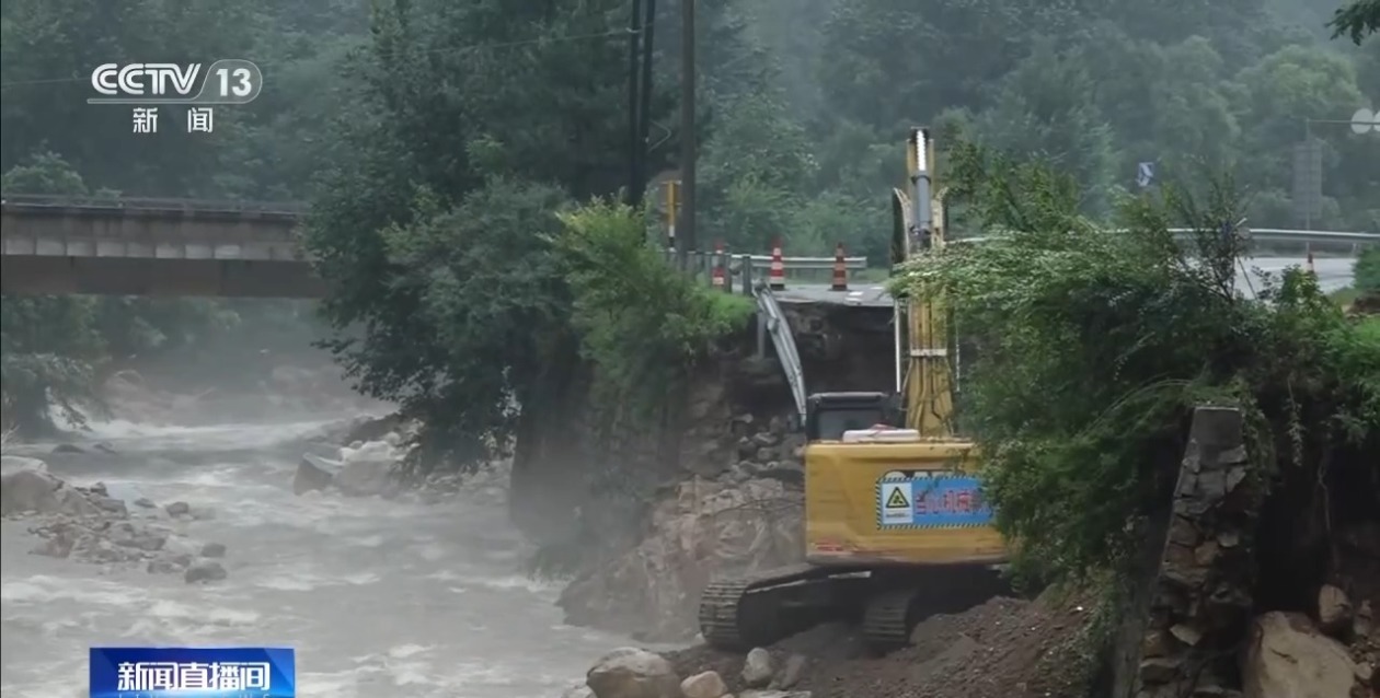 北京强降雨致多地道路中断 抢修正在进行