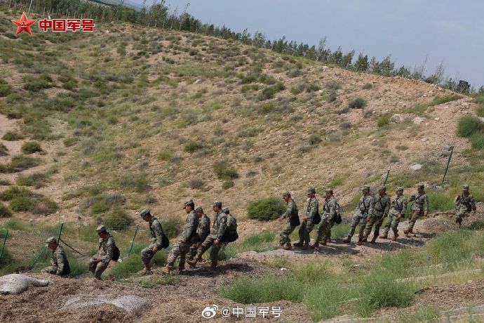 内蒙古乌拉特后旗突发山洪！部队官兵、民兵参加搜救行动