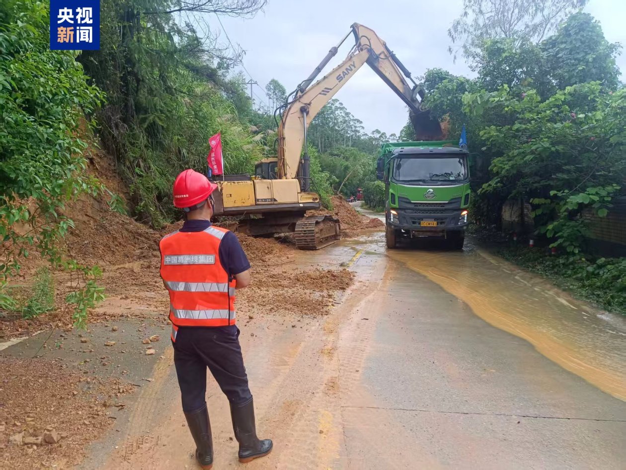 调度挖机、抢险人员等增援抢险救灾 广东公路水路正安全有序恢复