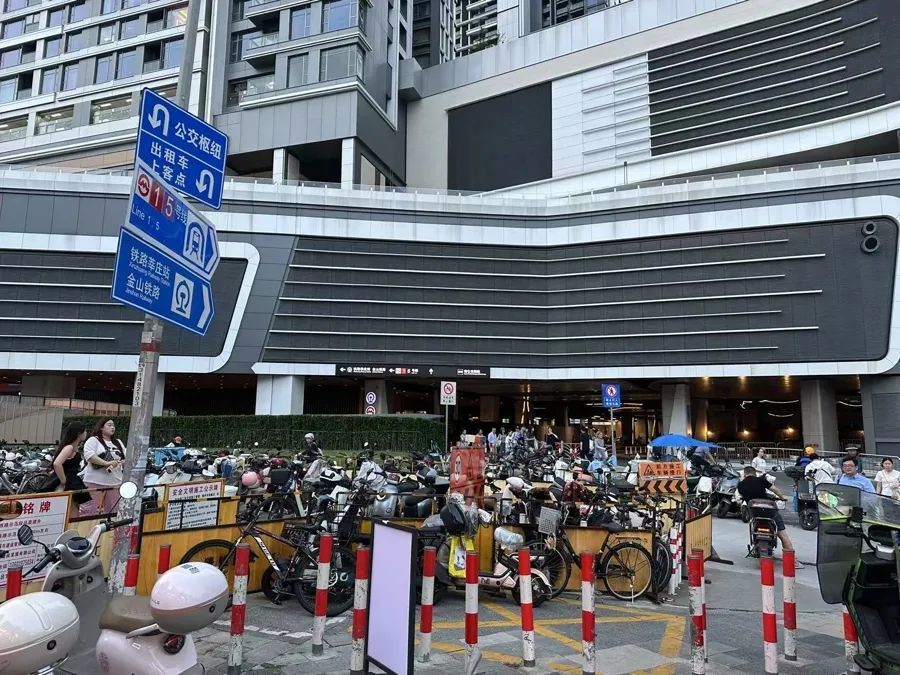 上海重要交通枢纽站附近，非法运营猖獗！行人无路可走：实在是太乱了