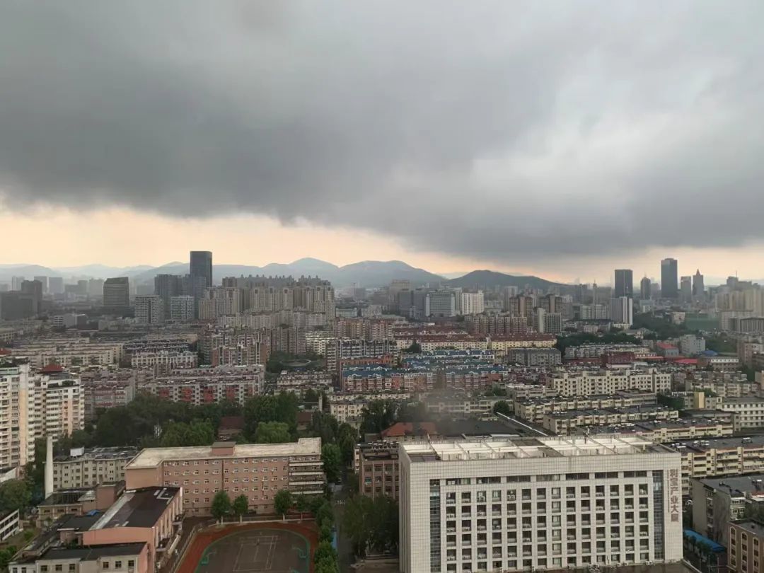 今早很多人“摸黑上班”！山东多地大雨局地暴雨或大暴雨，济南大雨+雷电，阵风7~9级