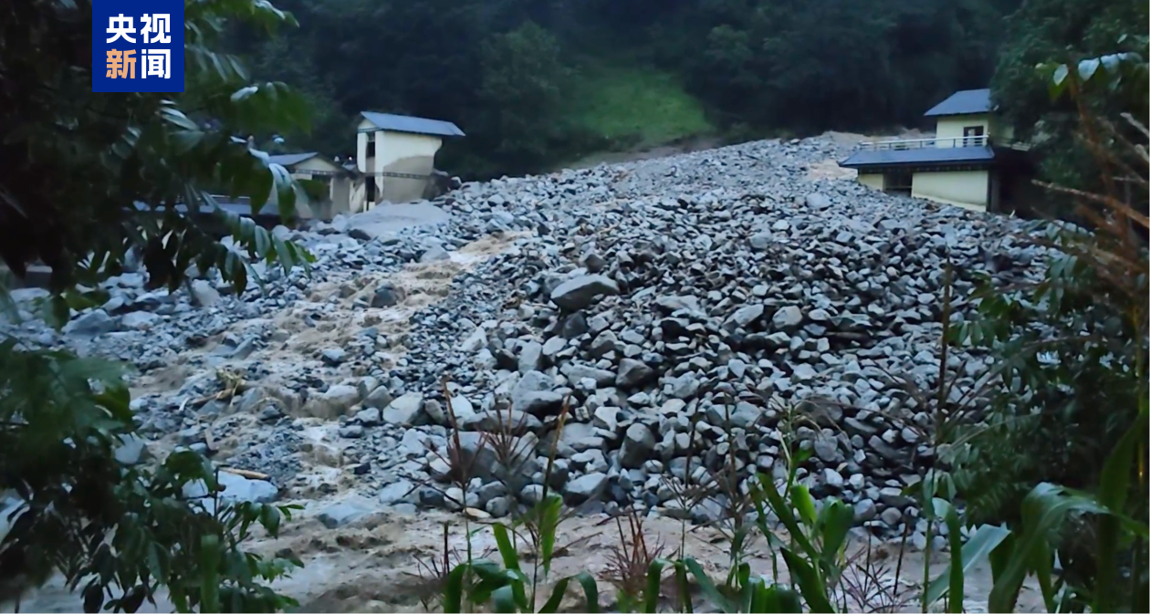 云南怒江大雨引发泥石流 有人员伤亡 受灾群众紧急撤离