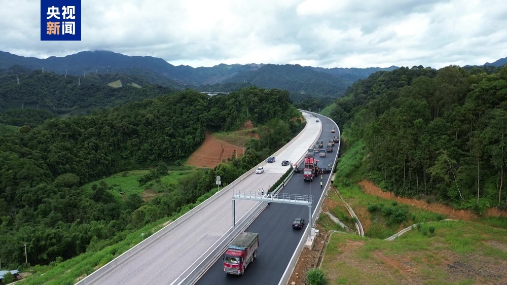 预计年内通车 广西贺州这一高速公路开始大规模铺设沥青