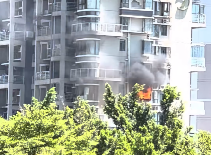 深圳宝安区西乡街道缤纷世界花园小区火灾被迅速扑灭,无人员伤亡