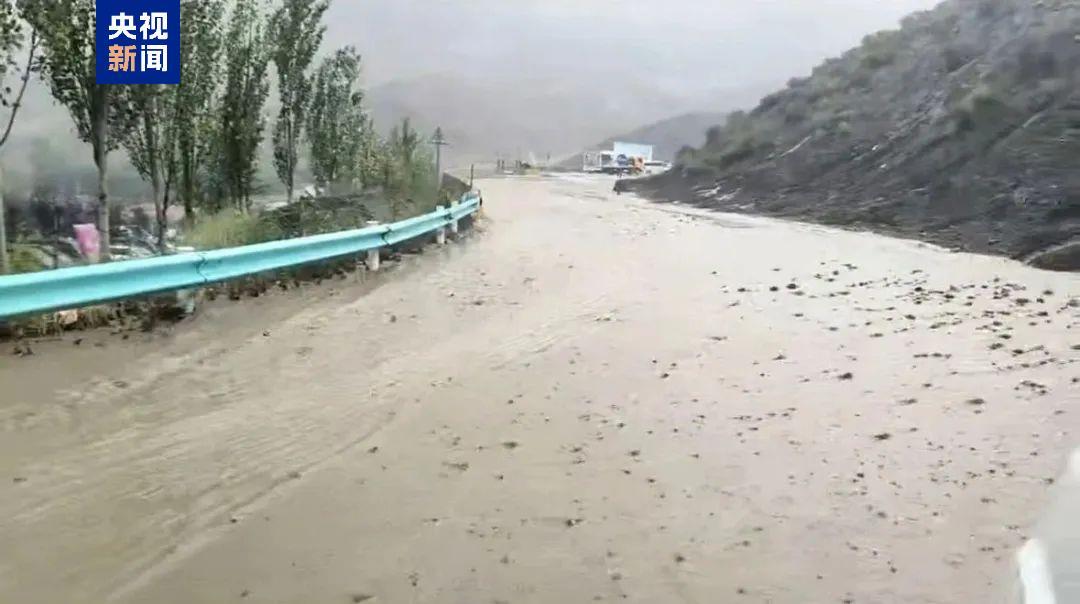 新疆独库公路北段遭遇泥石流 全力抢通中