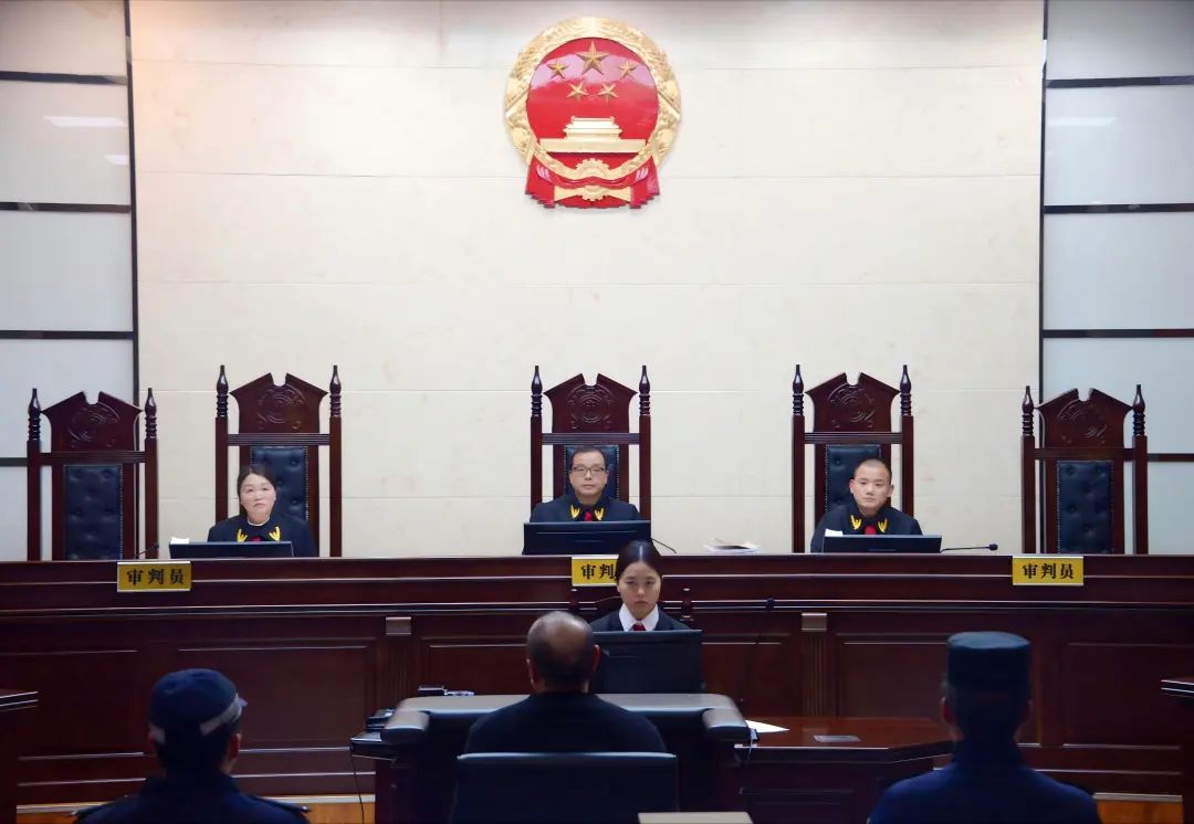 黔南州商务局原副县级干部陆英俊受贿案一审开庭