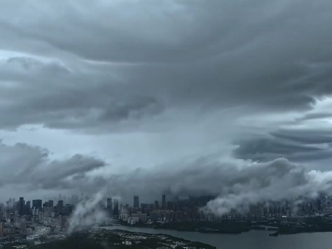 今天，武汉上空，出现雨幡奇观！