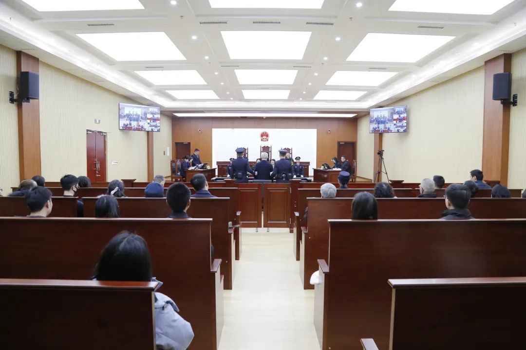 贵州省高级人民法院原正厅长级干部唐林受贿、贪污案一审开庭