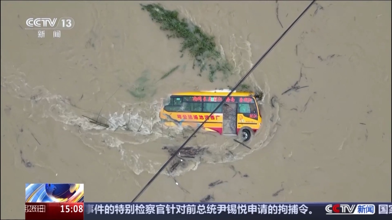 广西环江河道漫水致中巴车遇险 司乘人员安全转移