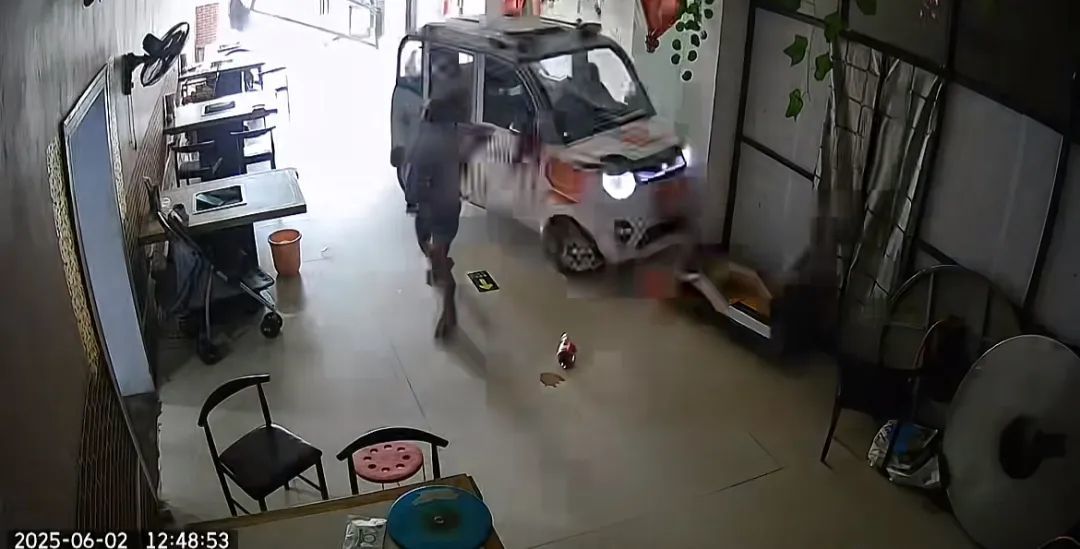 河南一“老头乐”失控撞进餐馆，姐姐在1岁妹妹被撞前一刻将其抱走！老板：司机六十来岁，把油门当刹车踩了