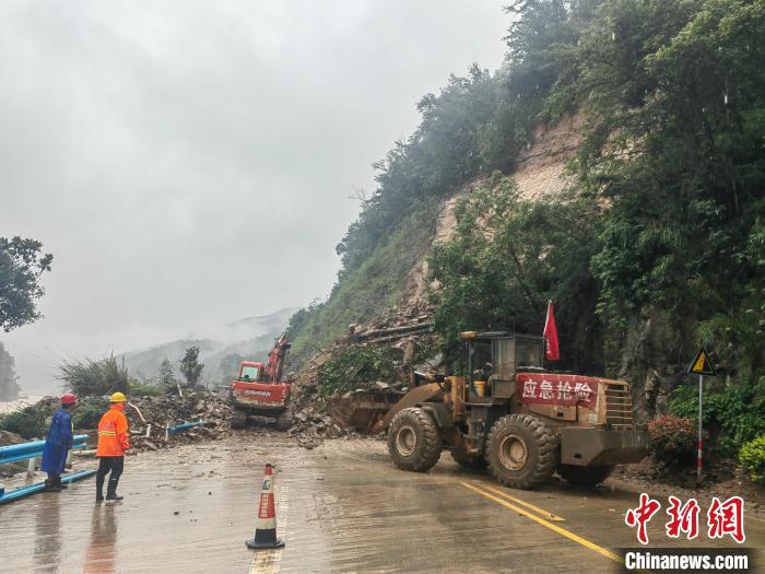 贵州交通部门全力抢通榕江县灾毁公路