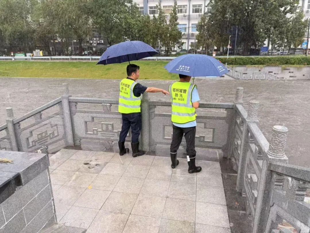 暴雨持续，郑州部分道路临时交通管制，绕城高速全线禁止所有车辆上站！