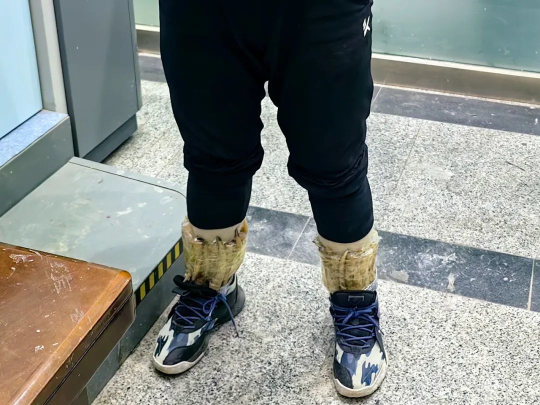 共净重1.9千克，乌鲁木齐海关关员查获人身夹藏高鼻羚羊角65根