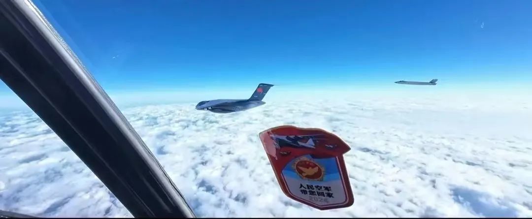 “双20”列阵长空！这段空中对话，令人泪目……