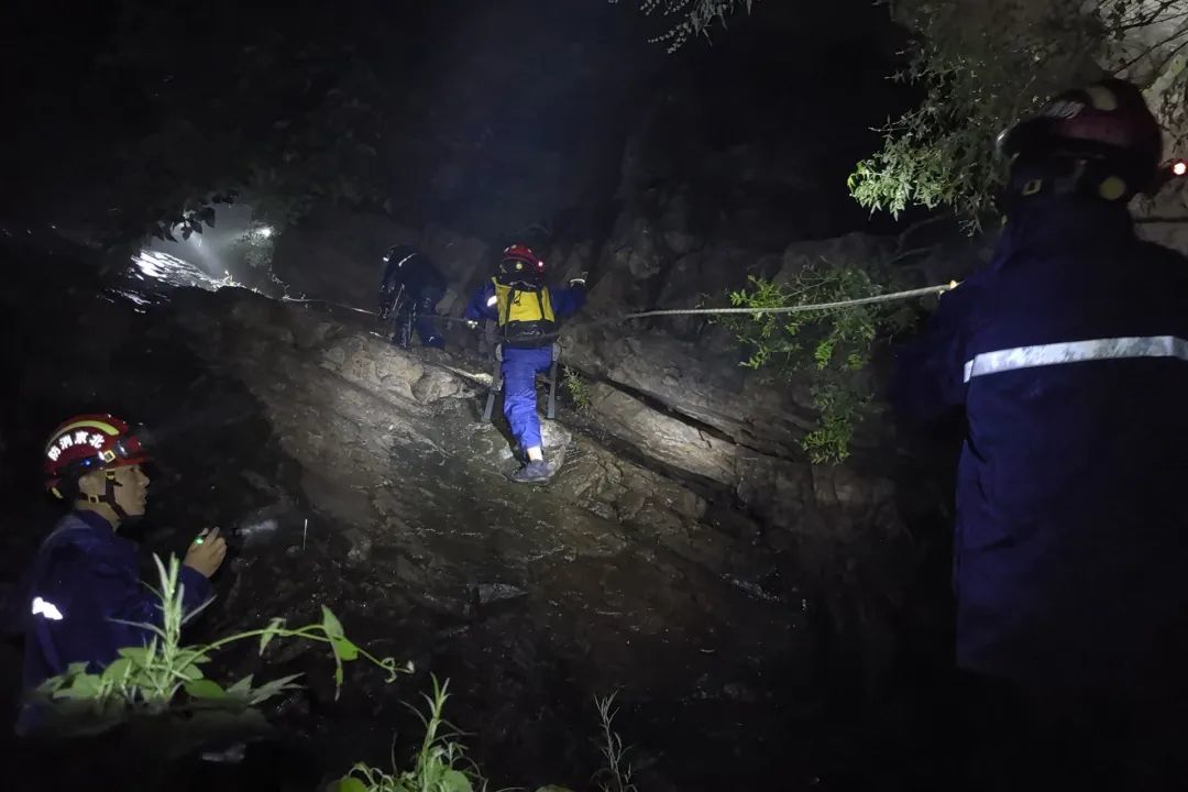 暴雨蓝色预警还去野外爬山！北京一对男女雨夜被困