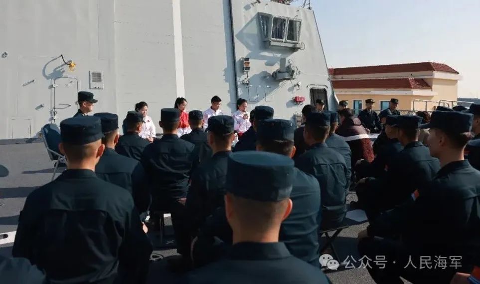 残奥会冠军登上海军舰艇，甲板秒变“追星现场”