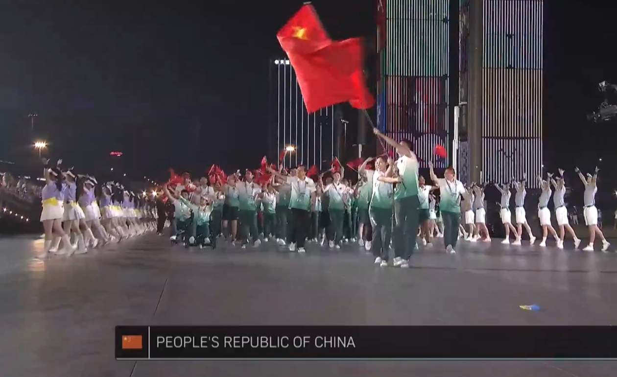 全场欢呼！中国代表团亮相世运会开幕式