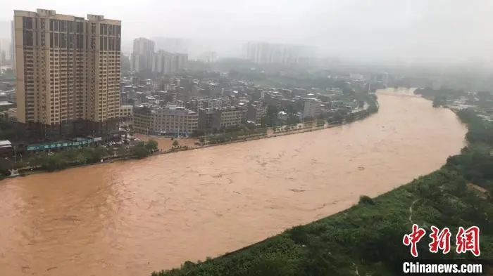 多地发布红色预警、列车停运，“超百年一遇”洪水来了，直击现场