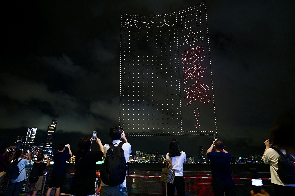 “日本投降矣” ！香港夜空，这张“报纸”太震撼！