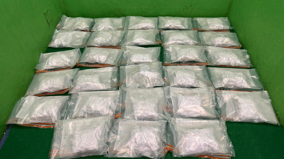 男子行李藏约10公斤大麻花，价值210万元，从泰国飞香港，入境即被拘